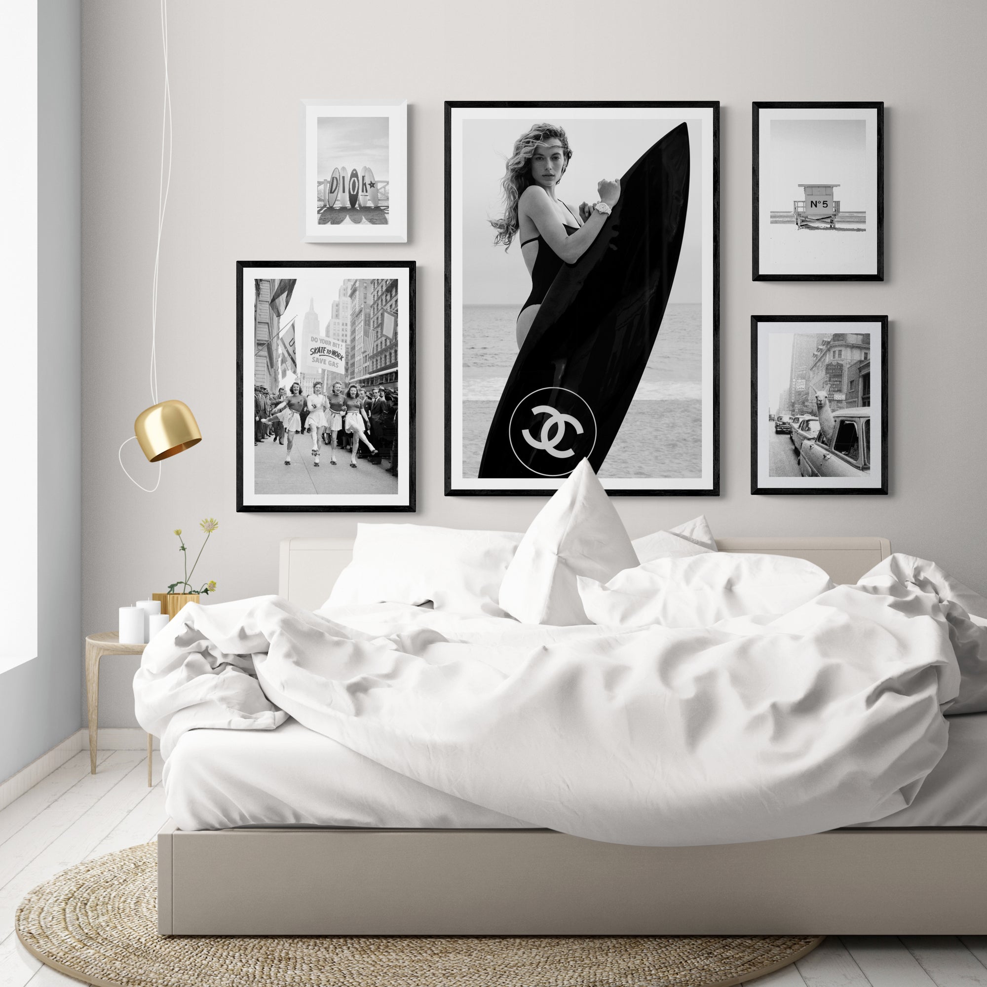 Coco-Modell mit Surfbrett-Poster