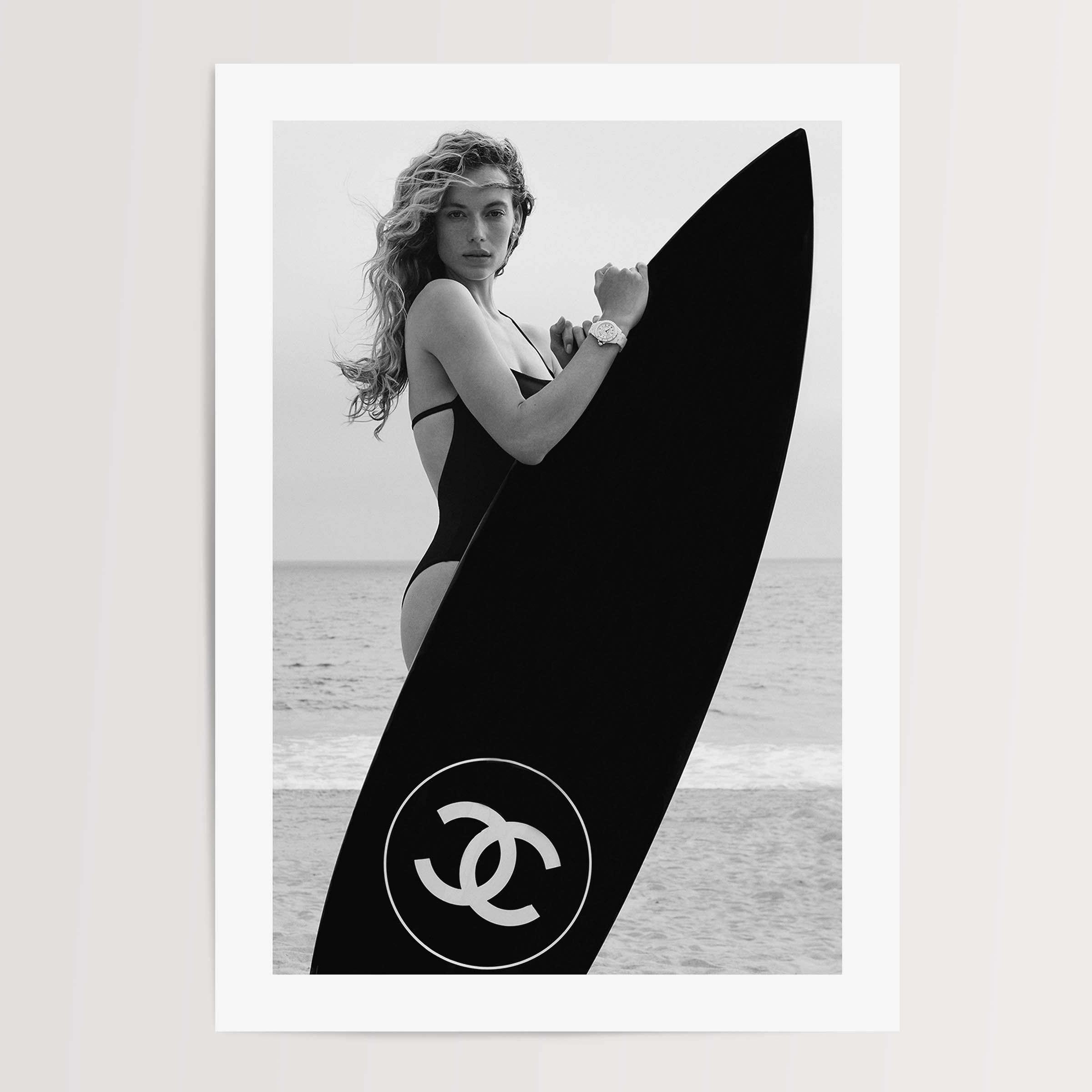 Modèle Coco avec planche de surf Poster