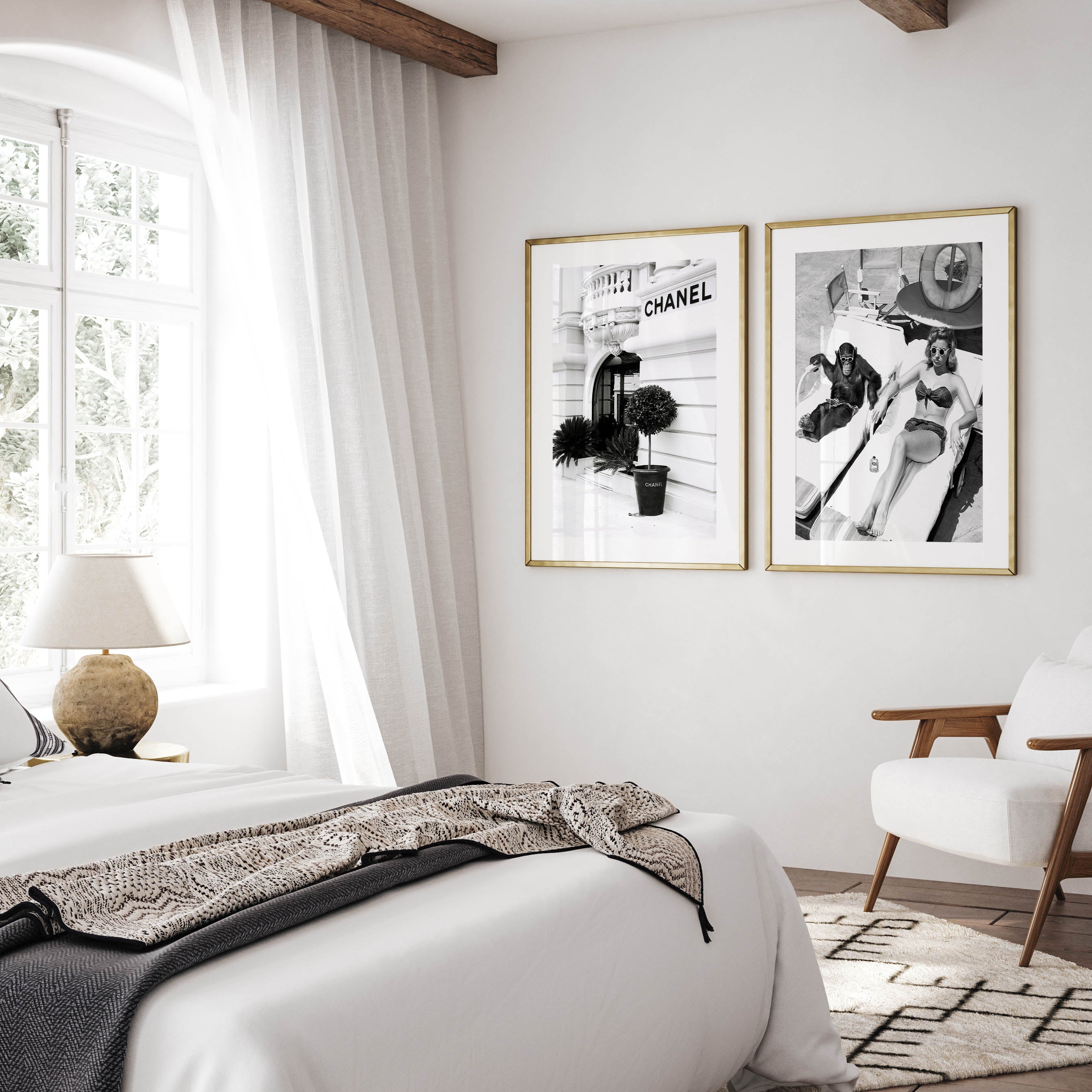 Poster Frau beim Sonnenbaden mit Schimpansen