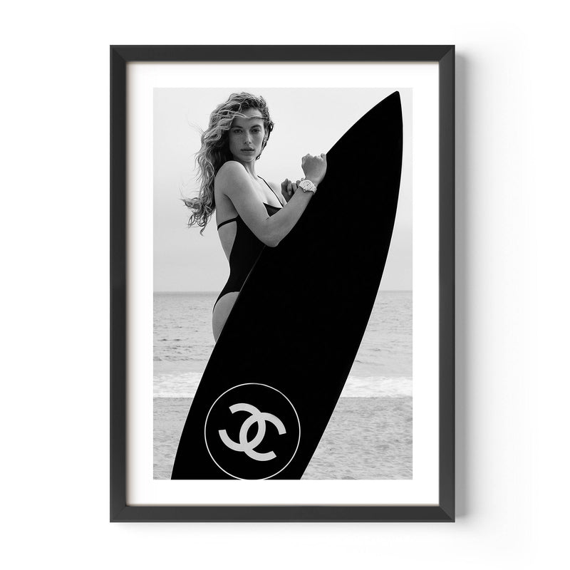 Modèle Coco avec planche de surf Poster