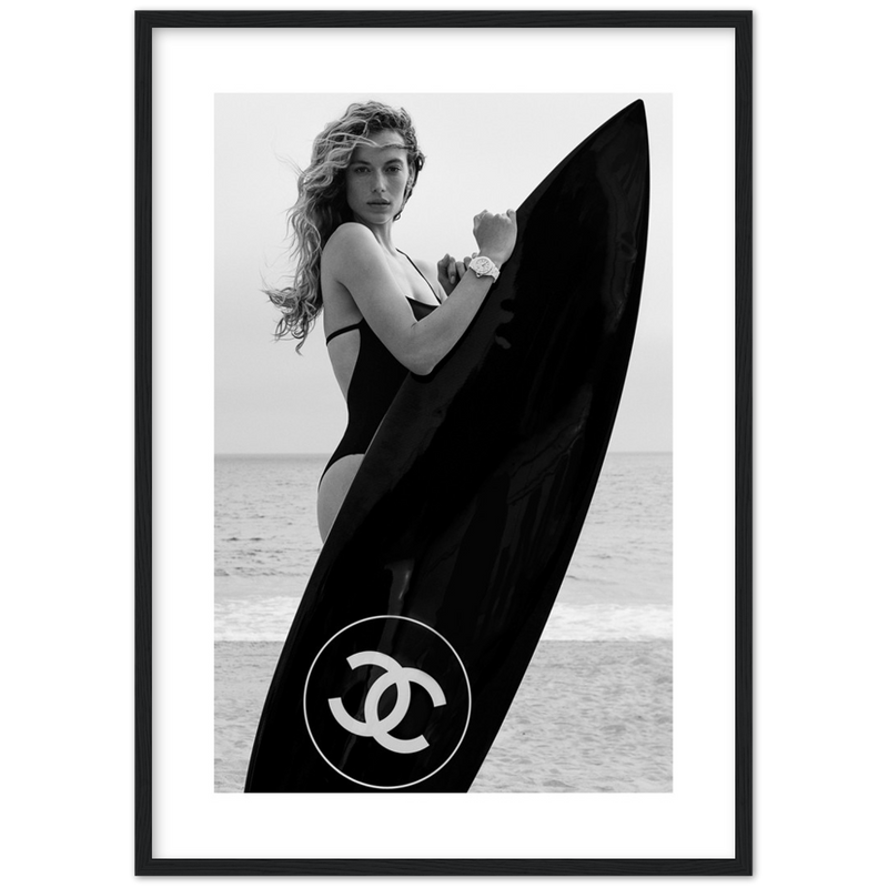 Coco-modell med surfbrädaaffisch