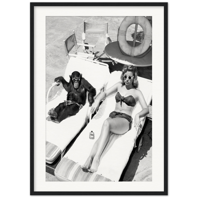 Femme prenant un bain de soleil avec un chimpanzé Poster